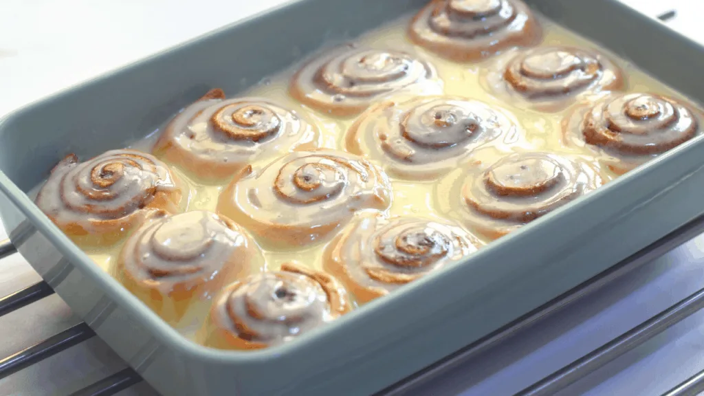 cinnamon rolls with cream cheese frosting