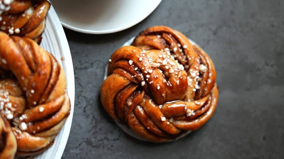 Swedish Cinnamon Buns Recipe (Easy Kanelbullar Recipe) MerryBoosters
