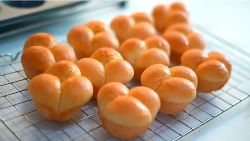 The Softest Cloverleaf Dinner Rolls (VIDEO) 