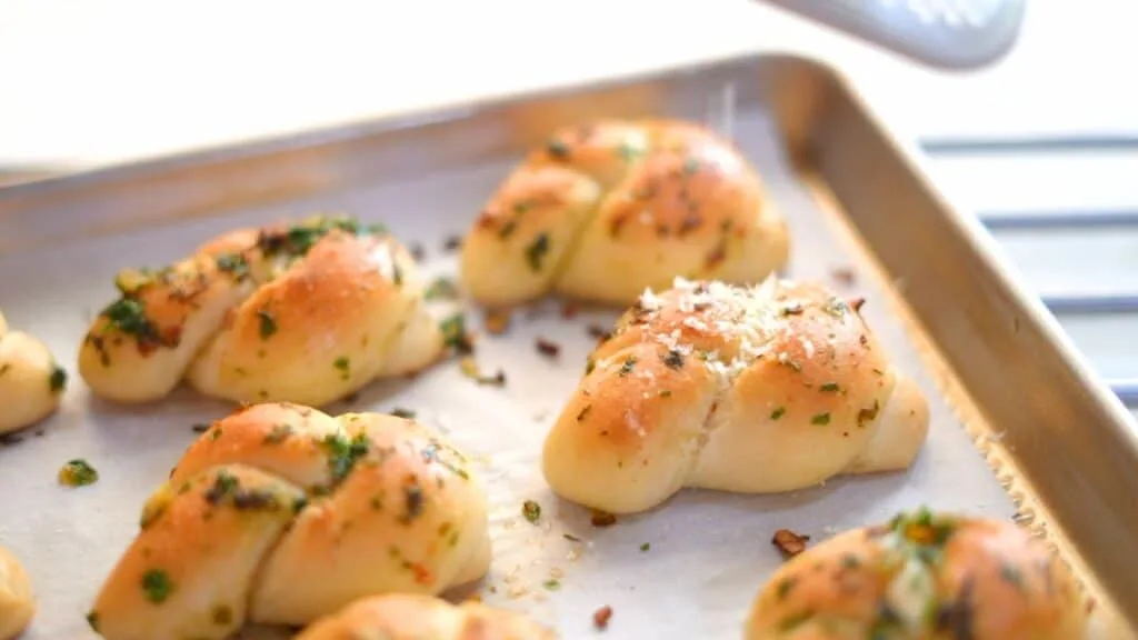 soft garlic knots
