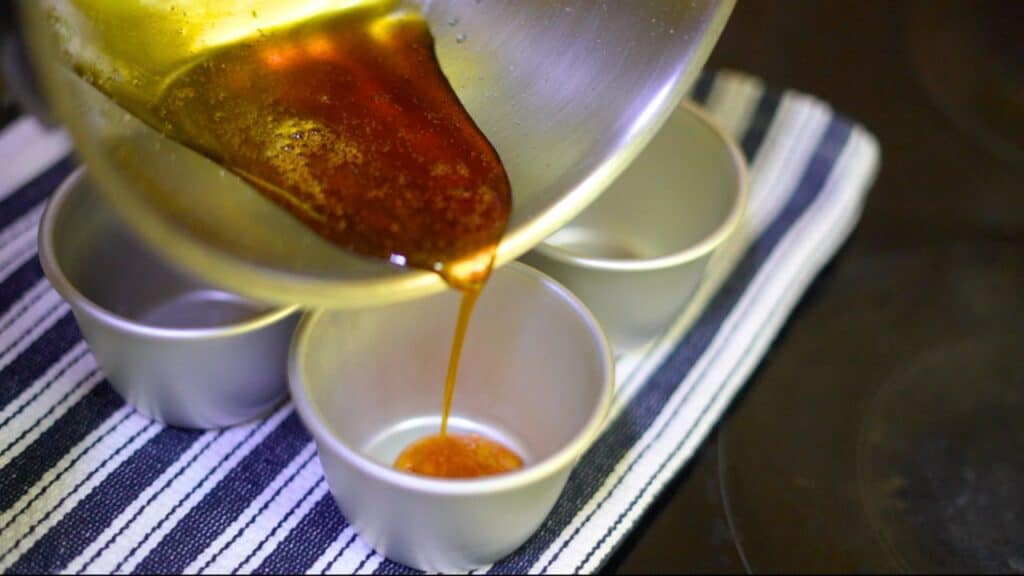 pouring caramel to the flan mold
