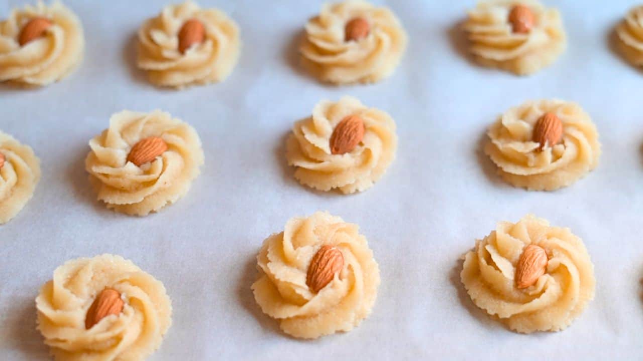 chewy almond cookies with almond flour
